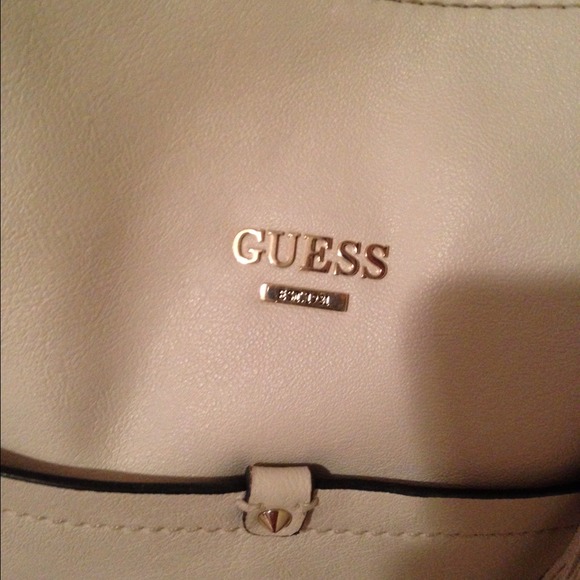 Guess purse - Picture 2 of 4