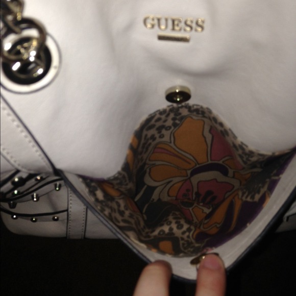 Guess purse - Picture 3 of 4