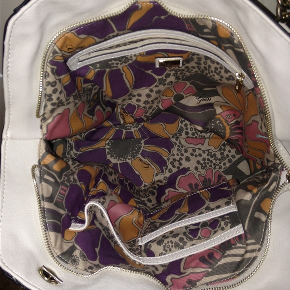 Guess purse - Picture 4 of 4