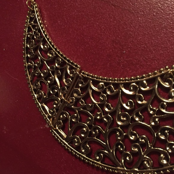 Bib necklace 💗 Forever 21 - Picture 2 of 2