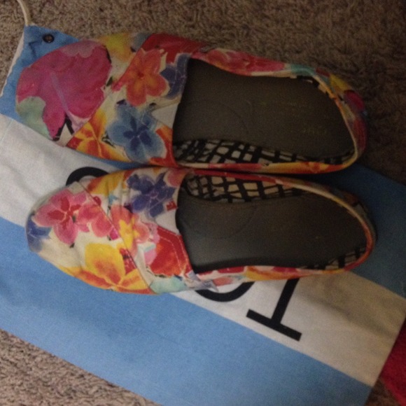 FINAL SALE! Bright Floral TOMS 🌺