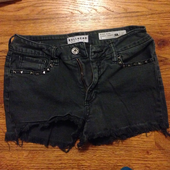 ❗️SALE❗️ SIZE: 3 HIGH-RISE Black Studded Shorts