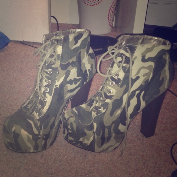 Army camouflage tie up 5" platform heels.