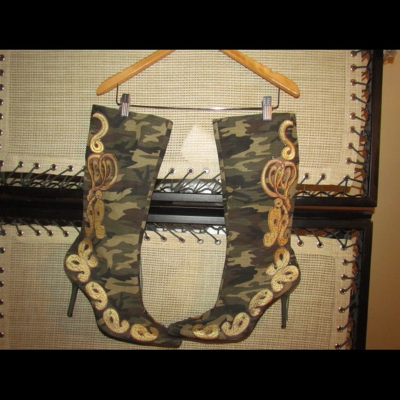 Camouflage ladies boots