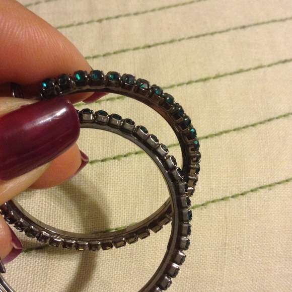 Hoops lined with faux emeralds - Picture 2 of 2