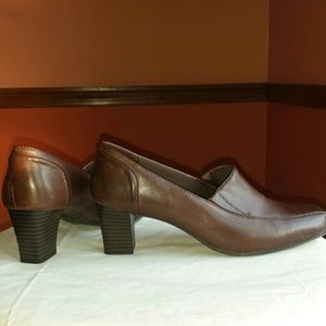 Thom McAn causal brown shoe