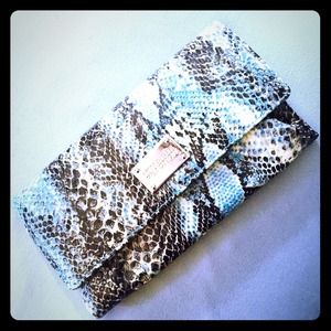 Snakeskin patterned blue/white/black clutch