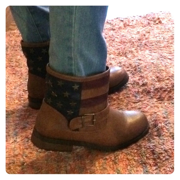 Brown american flag print boots!