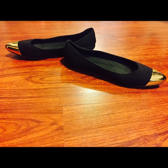 Adorable black flats with a golden cape @ toe area - Picture 2 of 4
