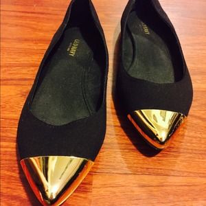 Adorable black flats with a golden cape @ toe area