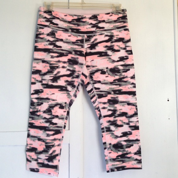 ‼️🚫SOLD🚫‼️Lululemon Wamo Camo Wunder Under Crops