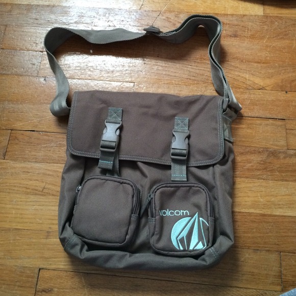 Small cross body volcom bag