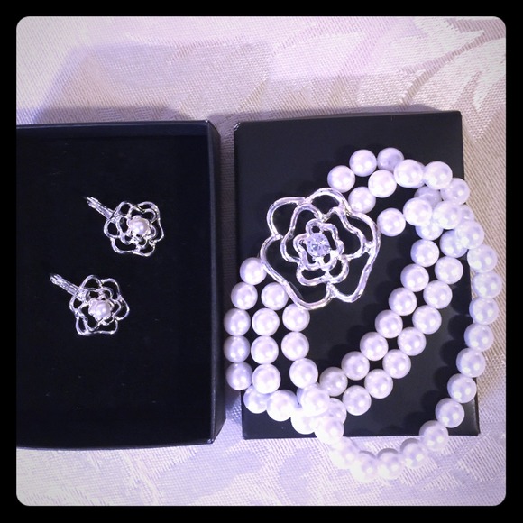 ⬇️Bracelet with lever back earrings