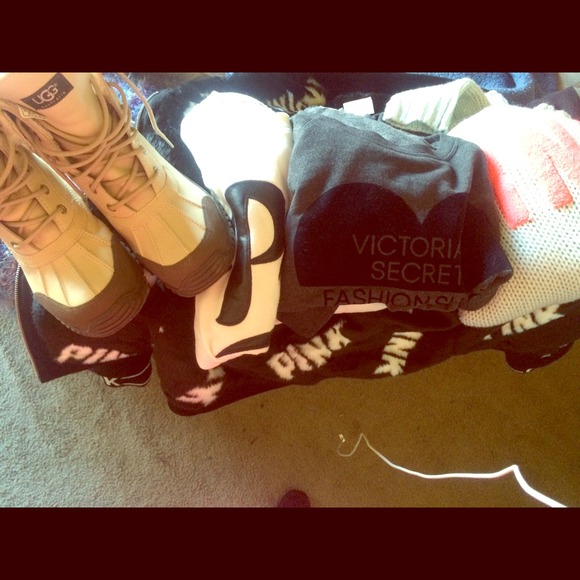 Just sharing some of my new babies! PINK N' UGGS😘 - Picture 1 of 4