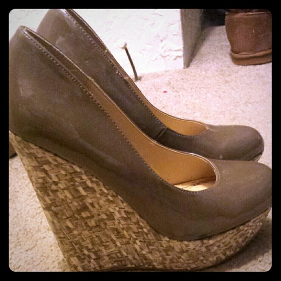 Steve Madden patent Nude Wedges - Picture 1 of 4