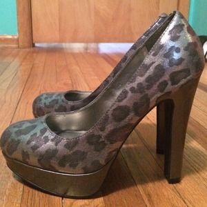 Silver Leopard G by Guess Pumps size 6