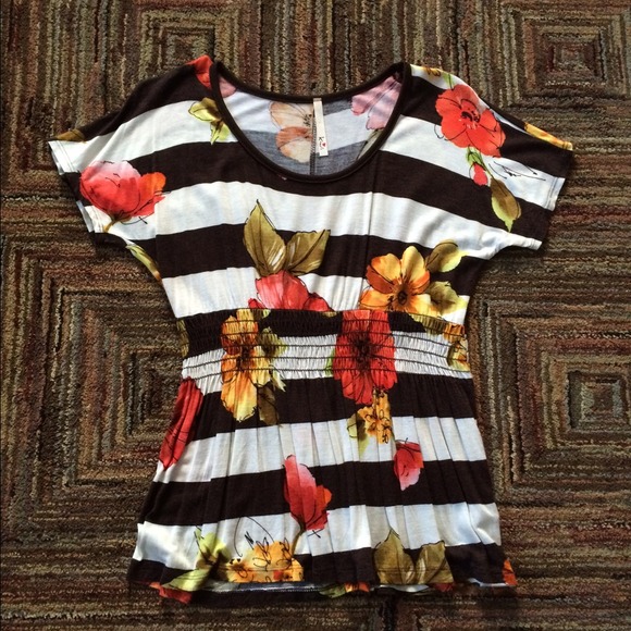 Cute floral top!