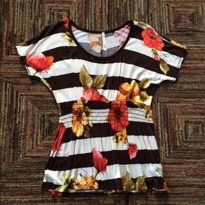 Cute floral top!