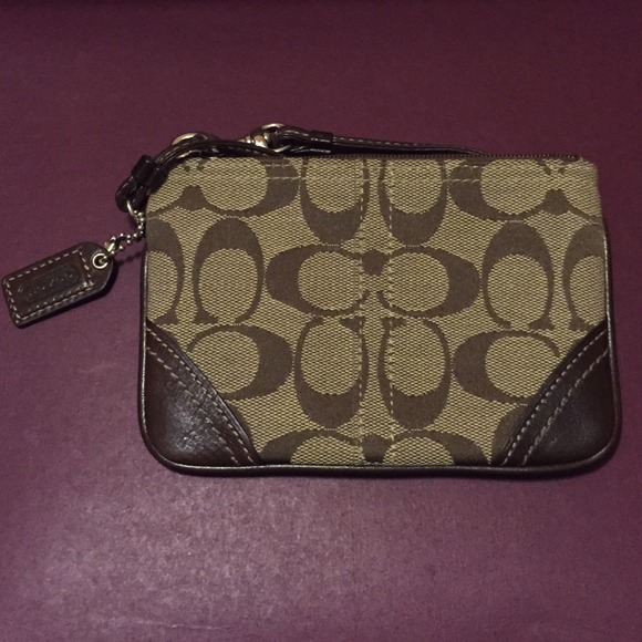 😍Coach wristlet