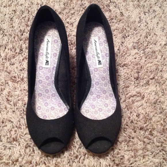 Black peep-toe wedges