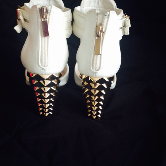 White and gold heels - Picture 3 of 4