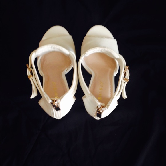 White and gold heels - Picture 4 of 4
