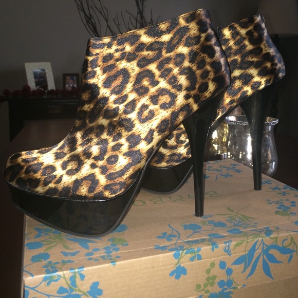 Hot leopard print boots!