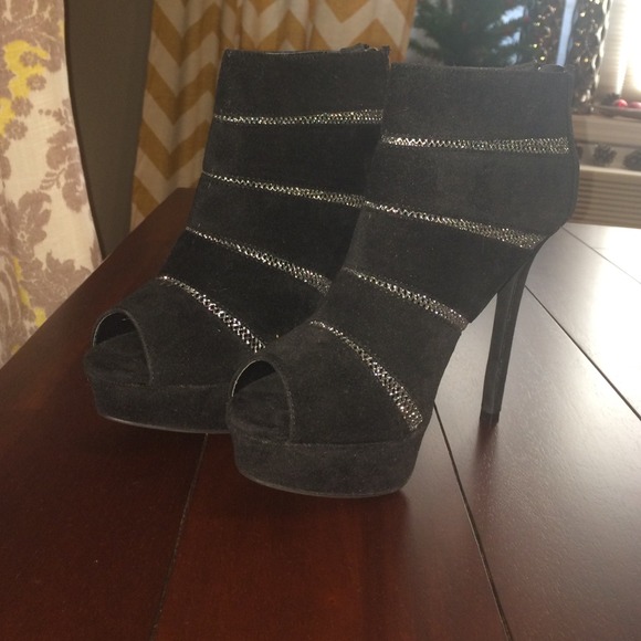 Peeptoe stiletto black booties - Picture 2 of 4