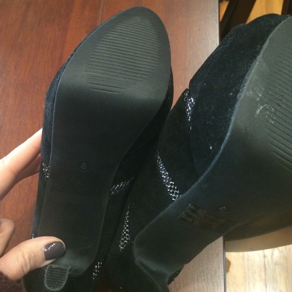 Peeptoe stiletto black booties - Picture 3 of 4