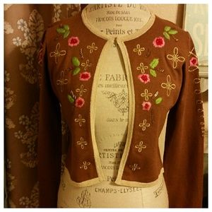 Dainty brown cropped sweater with embroidery