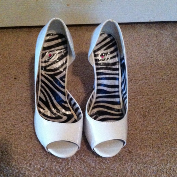 White open toed high heels - Picture 1 of 4