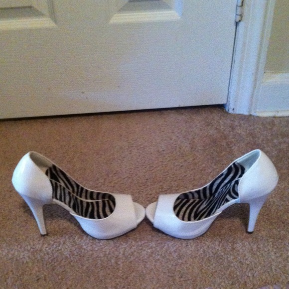 White open toed high heels - Picture 2 of 4