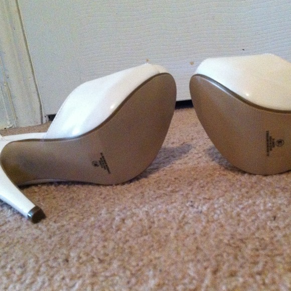 White open toed high heels - Picture 3 of 4