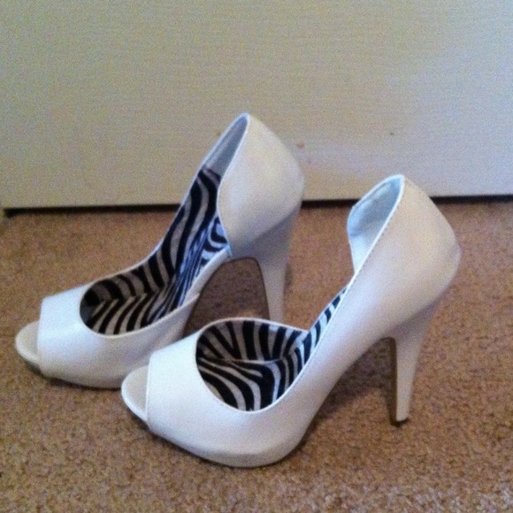 White open toed high heels - Picture 4 of 4
