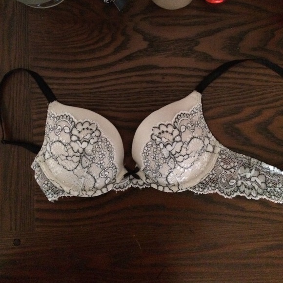 Victoria's Secret bra, size 32A in nice condition.