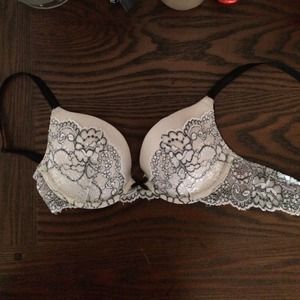 Victoria's Secret bra, size 32A in nice condition.