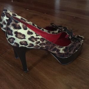 Guess by Marciano leopard heels w/mocha brown