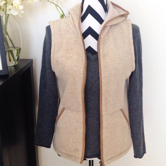 Hooded fleece vest - Picture 2 of 4