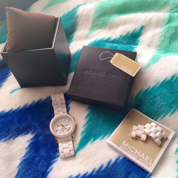 Authentic Michael Kors Watch in White Gold - Picture 2 of 4