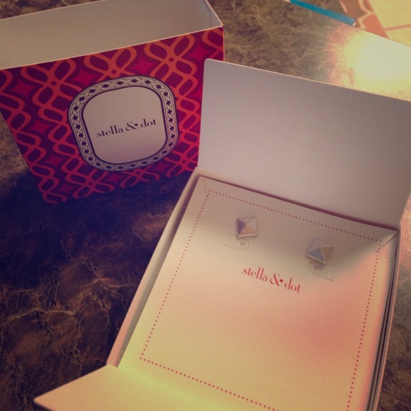 ⭐️NEW! Stella & Dot Cleopatra Studs in Silver