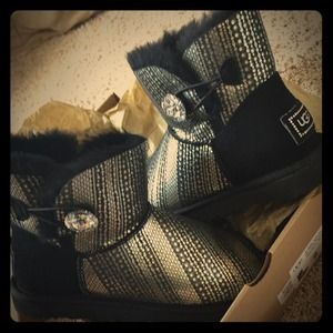 ***flash sale***BNIB, Bailey button bling UGGs!