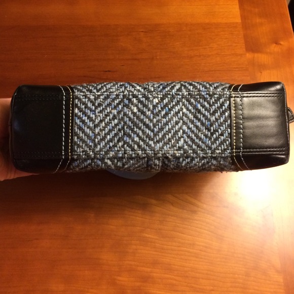 Coach navy blue herringbone mini shoulder bag. - Picture 4 of 4