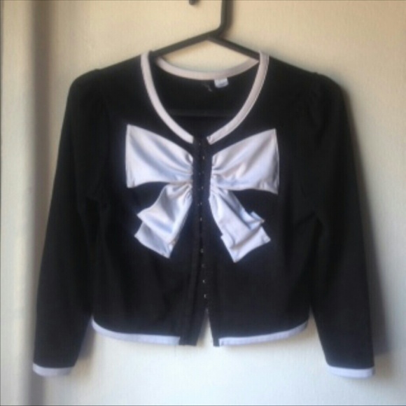 Adorable black & white cropped sweater