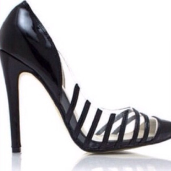Black pumps