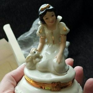 Lenox Snow White collecters jewelry box.