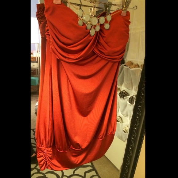 RED DRAPED STRAPLESS MINI DRESS - Picture 3 of 3