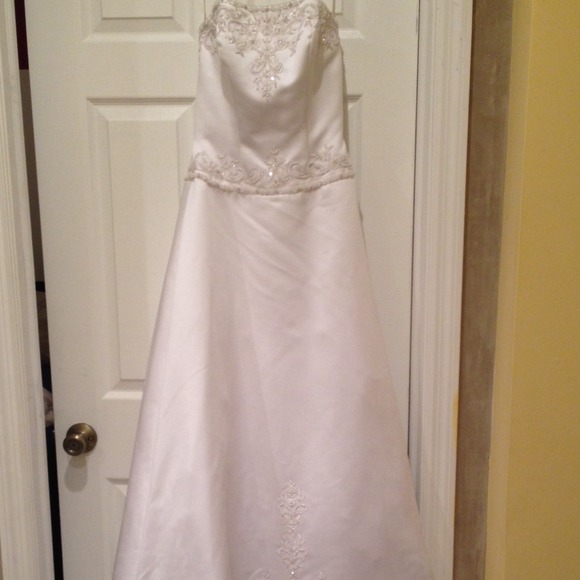 Never worn, never hemmed, size 4, still has tag. - Picture 4 of 4