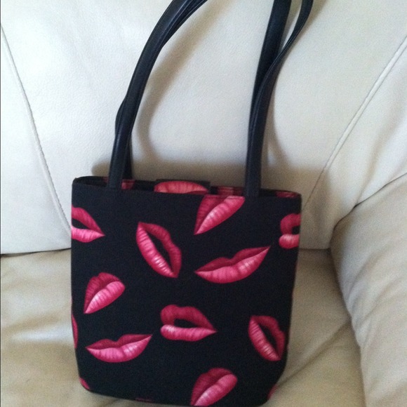 Black purse with pink lips