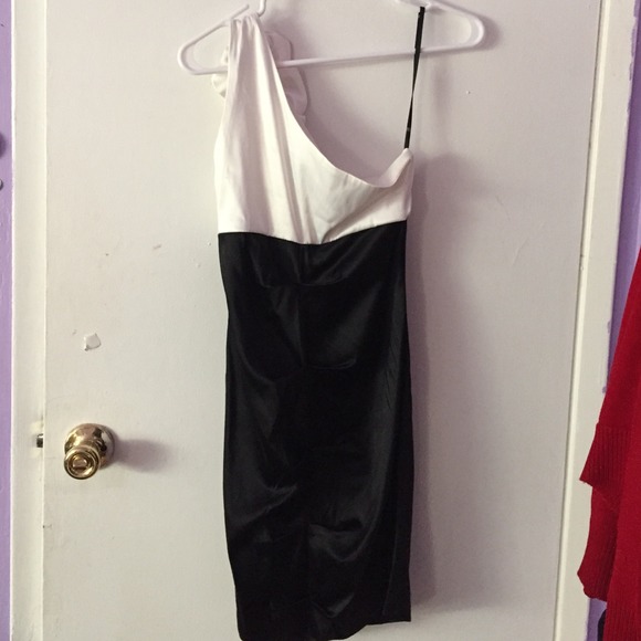 One shoulder dress with a floral strap - Picture 3 of 4