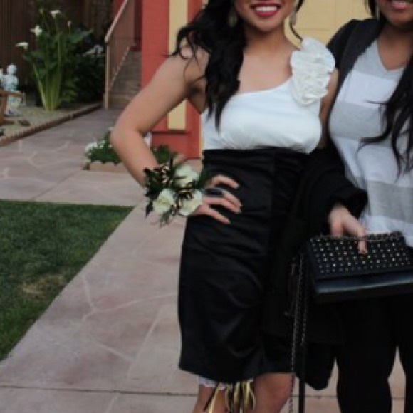 One shoulder dress with a floral strap - Picture 4 of 4